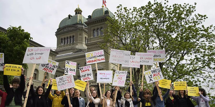 Frauen protestieren vor dem Bundeshaus in Bern gegen sexuelle Gewalt (Aufnahme vom 21. Mai. 2019).