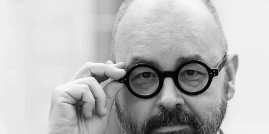 Carlos Ruiz Zafón ist tot. Der Bestsellerautor starb mit 55 Jahren. Foto: picture alliance / Christophe Gateau/dpa