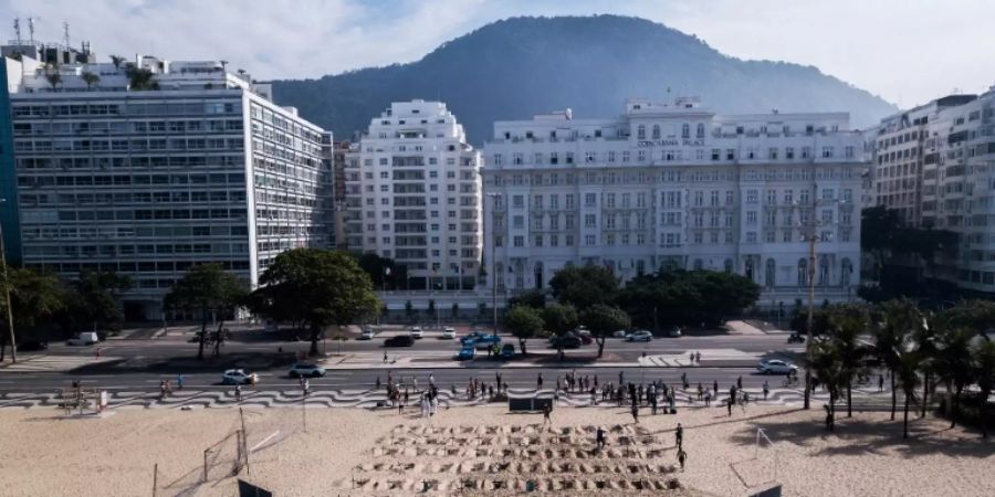 Symbolische Corona-Gräber an der Copacabana in Rio de Janeiro