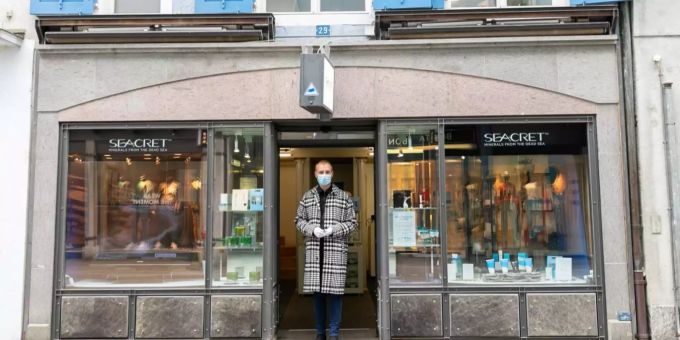 Mit Schutzmaske im Geschäft in Baden.