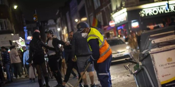 Ein Strassenreiniger im Londoner Ausgehviertel Soho. London Ausgang Pub Party