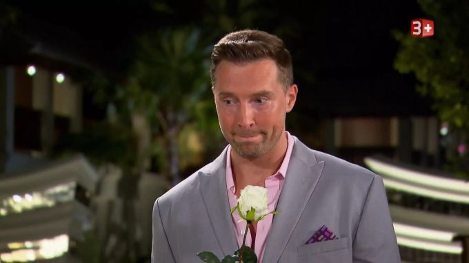 Bachelorette-2020-Kandidat Manuel macht von seiner weissen Rose gebrauch und crasht das Date. Bachelorette 2020