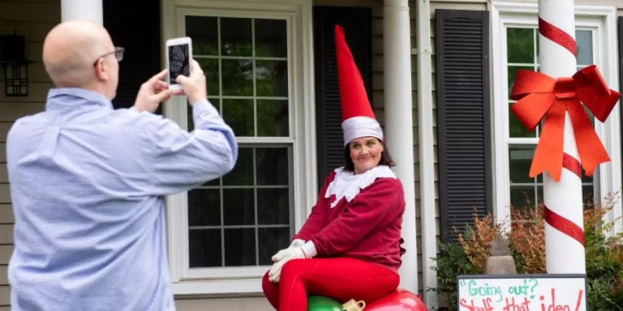 Erin Kemble als «Elf on the Shelf»