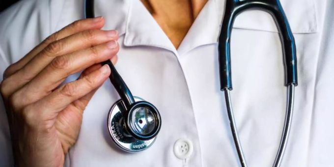 Mit Corona - Hohe Zahl schwerer Erkrankungen in Gesundheitsberufen
