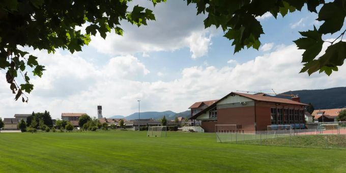 Schulhaus mit Turn-/Mehrzweckhalle in Kappel, eingeweiht 1967, Erweiterungsbau 1989, 2011 ein weiteres Kindergartengebäude, 2016 bezogen die Primarschulkinder das neuste Gebäude auf dem Schulhausareal. Im Hintergrund ist die Katholische Kirche sichtbar. - Kappel Schulhaus mit Turn-/Mehrzweckhalle in Kappel, eingeweiht 1967, Erweiterungsbau 1989, 2011 ein weiteres Kindergartengebäude, 2016 bezogen die Primarschulkinder das neuste Gebäude auf dem Schulhausareal. Im Hintergrund ist die Katholische Kirche sichtbar. - Kappel