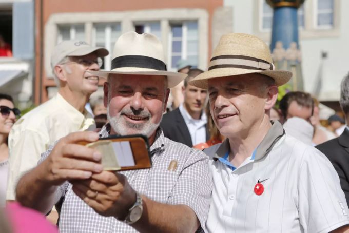 Bundesrat Ueli Maurer macht mit einem Mann ein Selfie während der traditionellen Bundesratsreise, am 06. Juli 2017, in Lenzburg. Ueli Maurer Selfie Bundesratsreise