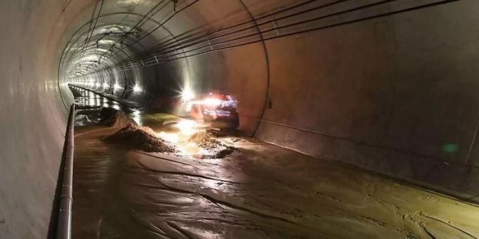 Das Bild zeigt einen Wasser-und Schlammeinbruch gegeben in der Oströhre vom Lötschberg-Basistunnel. (BLS AG) lötschberg-basistunnel neat. BLS AG