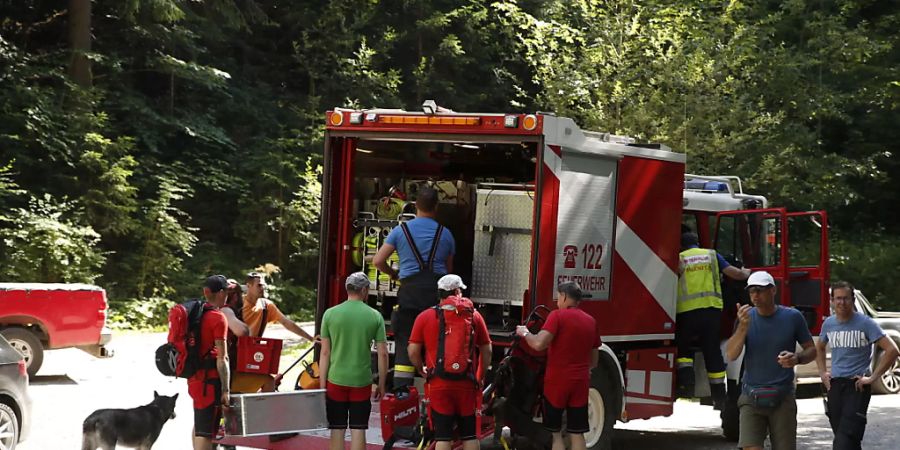 Rettungskräfte bereiten sich auf dem Weg zur Unfallstelle an der Bärenklamm vor. Bei einem Felssturz in der Klamm sind nach Angaben der Bergrettung mindestens zwei Menschen getötet worden. Foto: Erwin Scheriau/APA/dpa