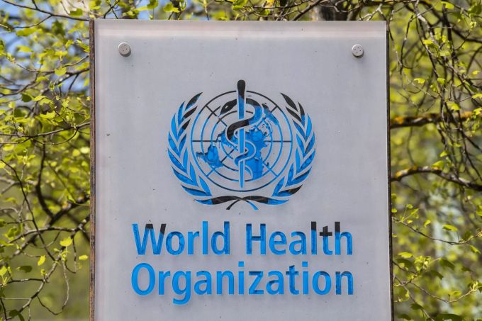 Das Logo der Weltgesundheitsorganisation (WHO) vor dem Hauptsitz in Genf. WHO USA Trump Coronavirus