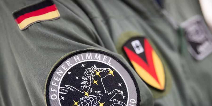 ARCHIV - Das Abzeichen für die Mission «Offener Himmel» prangt am Arm eines Crew-Mitglieds des neuen A319-Missionsflugzeugs der Bundeswehr. Der umgerüstete Airbus A319 soll ab 2020 unterwegs sein, um Beobachtungsflüge nach dem Vertrag über einen «Offenen Himmel» zu unternehmen. Foto: Christian Charisius/dpa