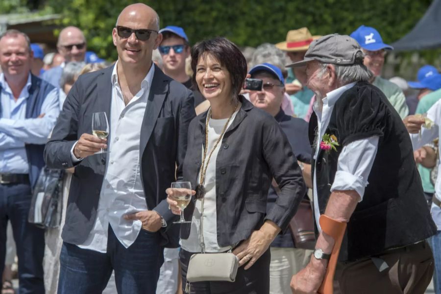 Bundesrat Alain Berset, links, und Bundesrätin Doris Leuthard, rechts, beim geselligen Zusammensein mit der Bevölkerung auf dem Dorfplatz von Saanen BE, während der Bundesratsreise am Freitag, 8. Juli 2016. Am zweiten Tag der Bundesratsreise besuchte die Landesregierung das Saanenland im Berner Oberland. Auf dem Freitagsprogramm steht unter anderem eine einstündige E-Bike-Tour und ein Apéro mit der Bevölkerung.