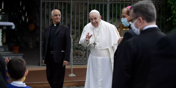 Papst Franziskus (M) winkt beim Abschied nach einem Rosenkranzgebet in den vatikanischen Gärten. papst franziskus