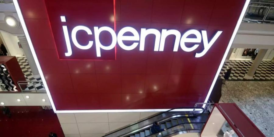 Das Logo von J.C. Penney in einem Warenhaus in New York. Foto: Andrew Gombert/EPA/dpa