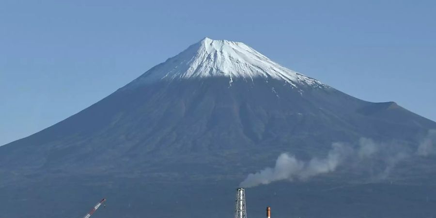 Nach einer Mehrwertsteuererhöhung hat die Coronavirus-Krise die japanische Volkswirtschaft zur Schrumpfung gebracht. (Archivbild)