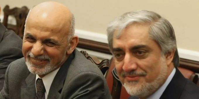 Präsident Aschraf Ghani (l.) und Rivale Abdullah Abdullah im Jahr 2015 Präsident Aschraf Ghani (l.) und Rivale Abdullah Abdullah im Jahr 2015