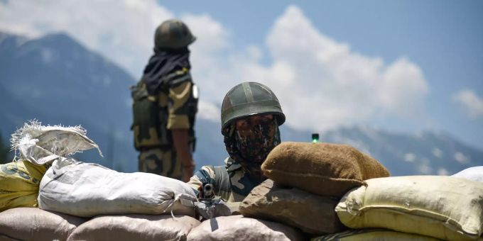Mitglieder der indischen Grenzkontrolle halten Wache in Deckung neben der nationalen Autobahn, die nach Ladakh führt. Nach den tödlichen Zusammenstössen chinesischer und indischer Soldaten im Himalaya versuchen die beiden Atommächte, den Grenzstreit diplomatisch beizulegen. Grenzstreit zwischen China und Indien