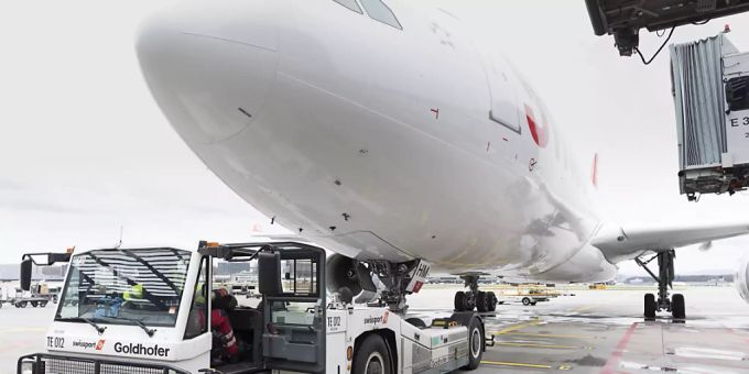 Ein Flugzeug am Boden. Swissport Flugzeug