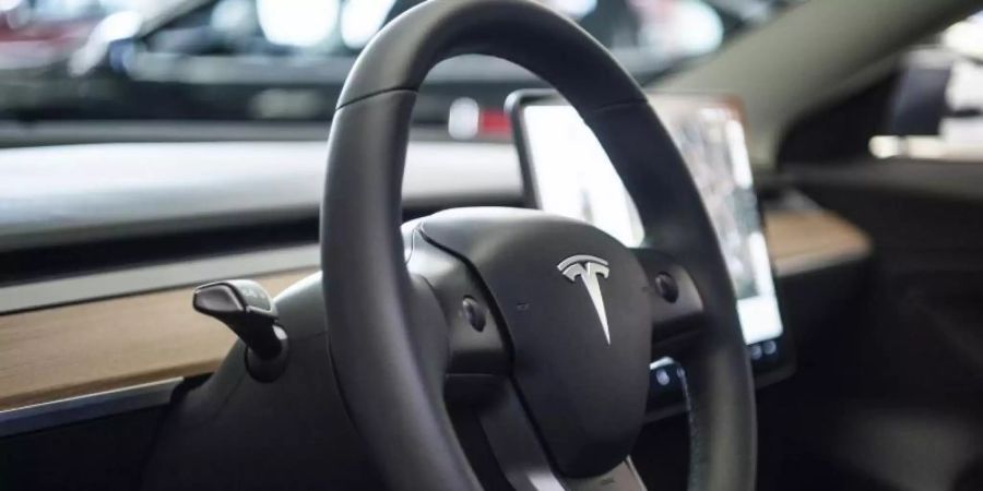 Tesla will «autonomes Fahren» anders verstanden haben als in der Autobranche allgemein üblich. Foto: Christophe Gateau/dpa