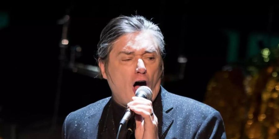Sänger Blixa Bargeld von Einstürzende Neubauten 2017 im Grossen Saal der Elbphilharmonie. Foto: picture alliance / Christian Charisius/dpa