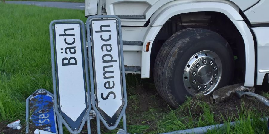 Kollision zwischen Sattelmotorfahrzeug und Auto