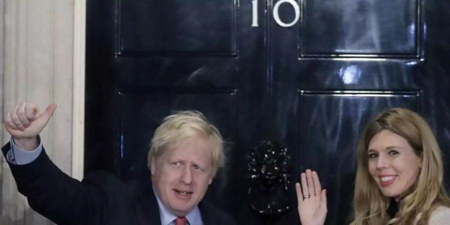 Boris Johnson und Carrie Symonds freuen sich über einen Jungen. Foto: Matt Dunham/AP/dpa