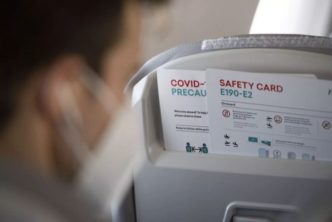 Sicherheits- und Corona-Informationen in einem neuen Flugzeug von Helvetic Airways im März. Helvetic Airways Embraer