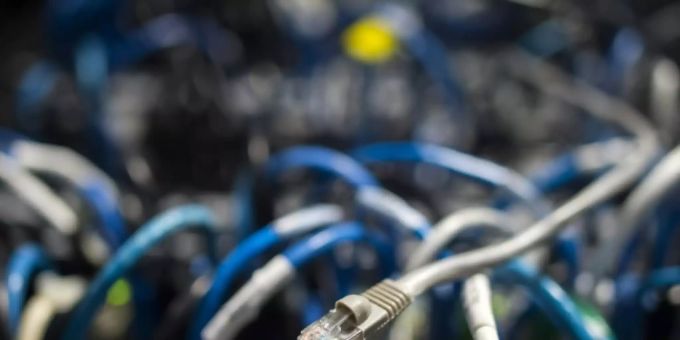 Netzwerkkabel in einem Serverraum Netzwerkkabel in einem Serverraum