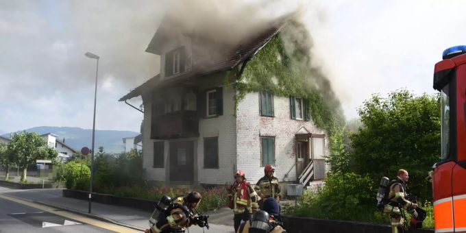 Das Haus wurde stark beschädigt und ist nicht mehr bewohnbar. Das Haus wurde stark beschädigt und ist nicht mehr bewohnbar.