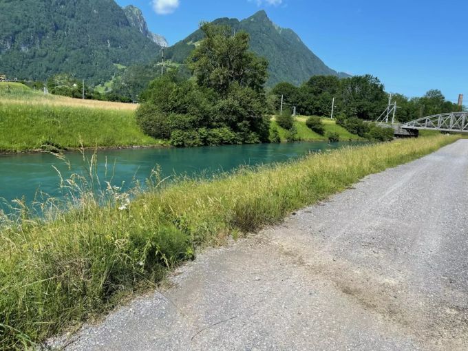Das Auto wurde im Linthkanal von Tauchern gesucht. Unfall