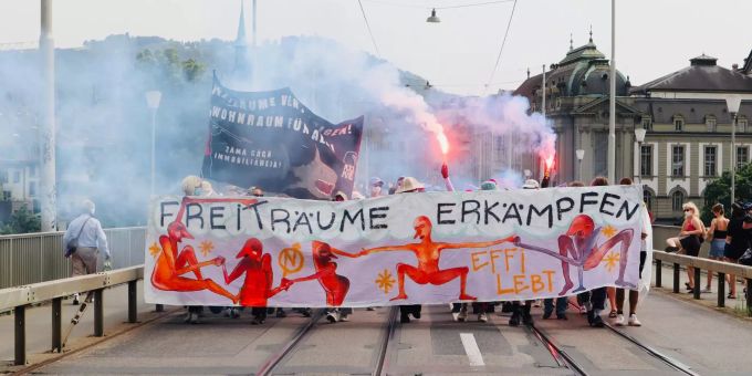 Die Demonstranten in Bern bewegen sich über die Kornhausbrücke. effi29