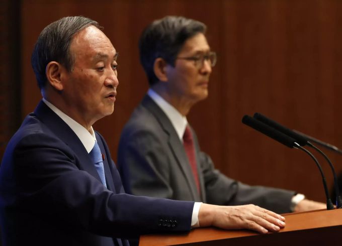 Ministerpräsident Yoshihide Suga (l.) bei einer Pressekonferenz. Olympia 2021