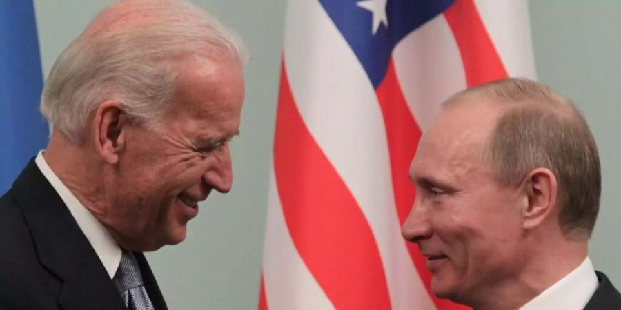 Sie kennen sich schon: Joe Biden (links - damals, im März 2011 in Moskau, noch US-Vizepräsident) und Wladimir Putin. (Archivbild)