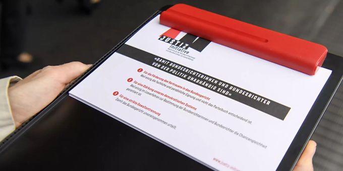 Das Parlament empfiehlt die Justizinitiative ohne Gegenvorschlag zur Ablehnung. Jedoch könnte das Wahlverfahren von Bundesrichterinnen und Bundesrichtern punktuell verändert werden. (Archivbild) Das Parlament empfiehlt die Justizinitiative ohne Gegenvorschlag zur Ablehnung. Jedoch könnte das Wahlverfahren von Bundesrichterinnen und Bundesrichtern punktuell verändert werden. (Archivbild)