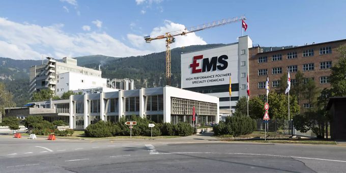 Die Aktionäre der Ems-Chemie dürfen Anfang August in Domat/Ems wieder vor Ort an der Generalversammlung teilnehmen. Die gelockerten Corona-Massnahmen lassen das zu, nachdem die Firmen die Versammlungen zuletzt virtuell abhalten mussten.(Archivbild) Die Aktionäre der Ems-Chemie dürfen Anfang August in Domat/Ems wieder vor Ort an der Generalversammlung teilnehmen. Die gelockerten Corona-Massnahmen lassen das zu, nachdem die Firmen die Versammlungen zuletzt virtuell abhalten mussten.(Archivbild)