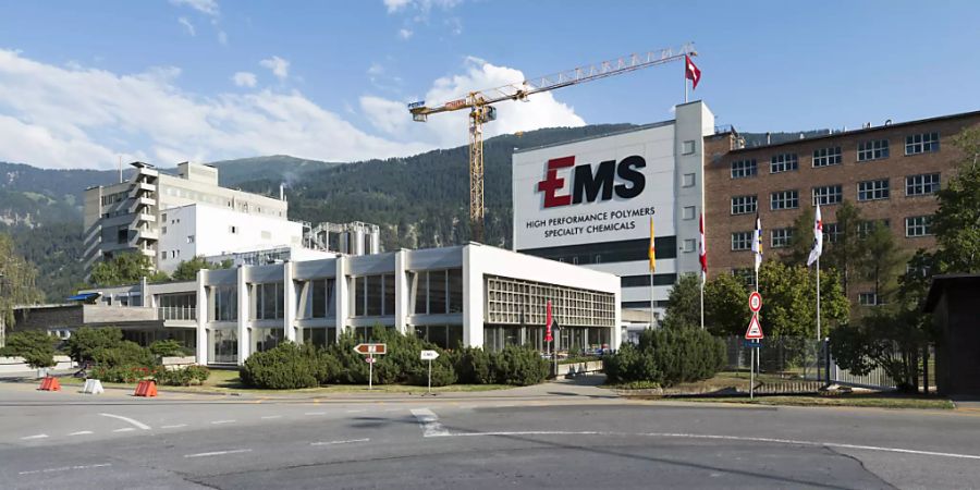 Die Aktionäre der Ems-Chemie dürfen Anfang August in Domat/Ems wieder vor Ort an der Generalversammlung teilnehmen. Die gelockerten Corona-Massnahmen lassen das zu, nachdem die Firmen die Versammlungen zuletzt virtuell abhalten mussten.(Archivbild)