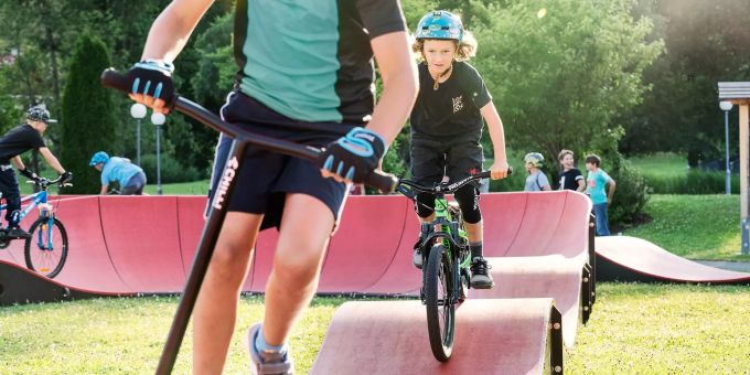 Der mobile Pumptrack «Zügl Hügl» steht neu im Buchholz Gemeinde Glarus