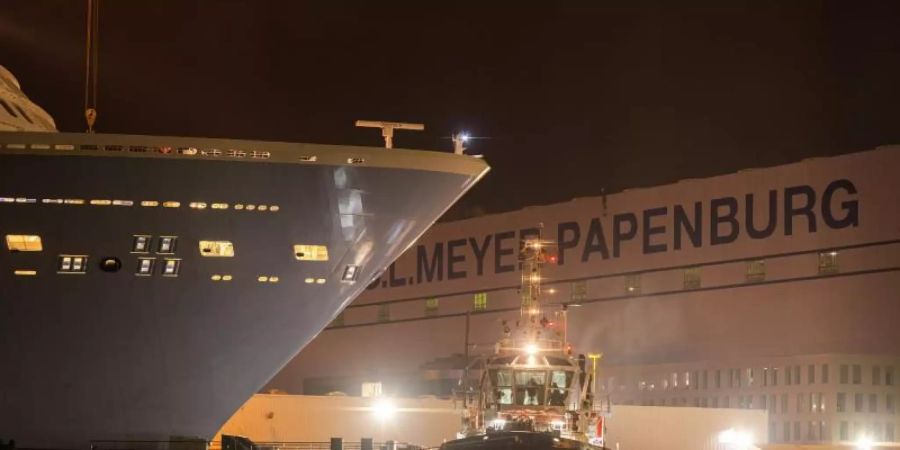 Der kriselnde Kreuzfahrtschiffbauer Meyer-Werft will in Papenburg Stellen abbauen. Foto: Mohssen Assanimoghaddam/dpa