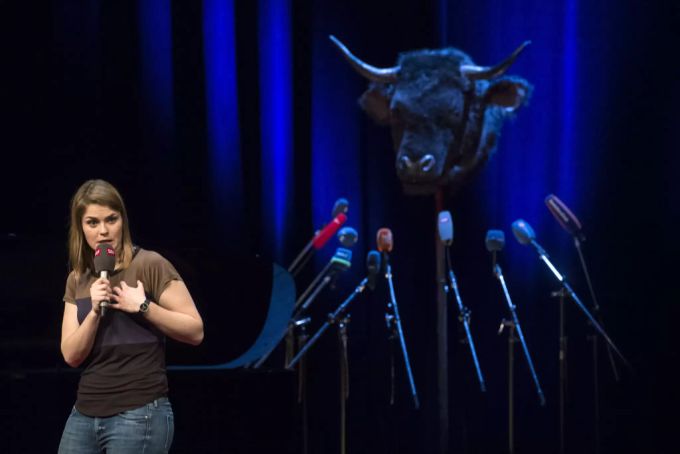 Hazel Brugger neben dem Salzburger Stier. Hazel Brugger