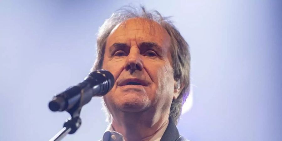 Im Fussballstadion ist Chris de Burgh entfesselt. Foto: Urs Flueeler/KEYSTONE/dpa