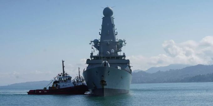 HANDOUT - Der britische Zerstörer HMS Defender läuft in den Hafen von Batumi ein. Aus Moskauer Sicht war der britische Zerstörer «HMS Defender» unweit der Halbinsel Krim in russisches Hoheitsgewässer gefahren. British destroyer HMS Defender in Georgian port of Batumi