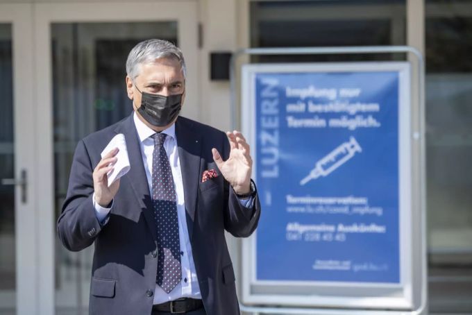 Regierungsrat Guido Graf (Mitte), Vorsteher des Luzerner Gesundheitsdepartements, an der Eröffnung des Impfzentrums in Willisau LU. Impfzentrum Luzern Coronavirus