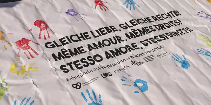 «Gleiche Liebe - gleiche Rechte!» - So bewirbt das nationale Komitee «Ehe für alle» die Öffnung der gleichgeschlechtlichen Ehe. Über die Vorlage stimmt die Bevölkerung im September ab. (Archivbild) «Gleiche Liebe - gleiche Rechte!» - So bewirbt das nationale Komitee «Ehe für alle» die Öffnung der gleichgeschlechtlichen Ehe. Über die Vorlage stimmt die Bevölkerung im September ab. (Archivbild)