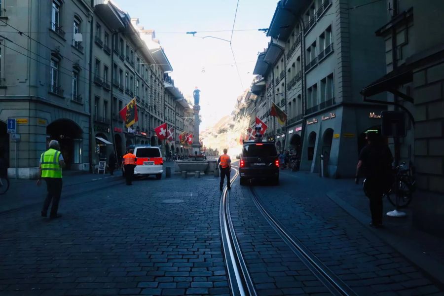 Die Polizei begleitet die Demonstranten, greift jedoch nicht ein.