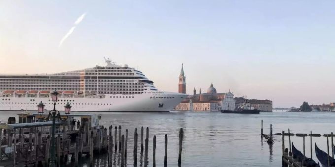 Zum ersten Mal seit der Corona-Pandemie passiert mit der MSC Orchestra ein Kreuzfahrtschiff den Giudecca-Kanal bei Venedig. Foto: Jc Viens/AP/dpa Zum ersten Mal seit der Corona-Pandemie passiert mit der MSC Orchestra ein Kreuzfahrtschiff den Giudecca-Kanal bei Venedig. Foto: Jc Viens/AP/dpa