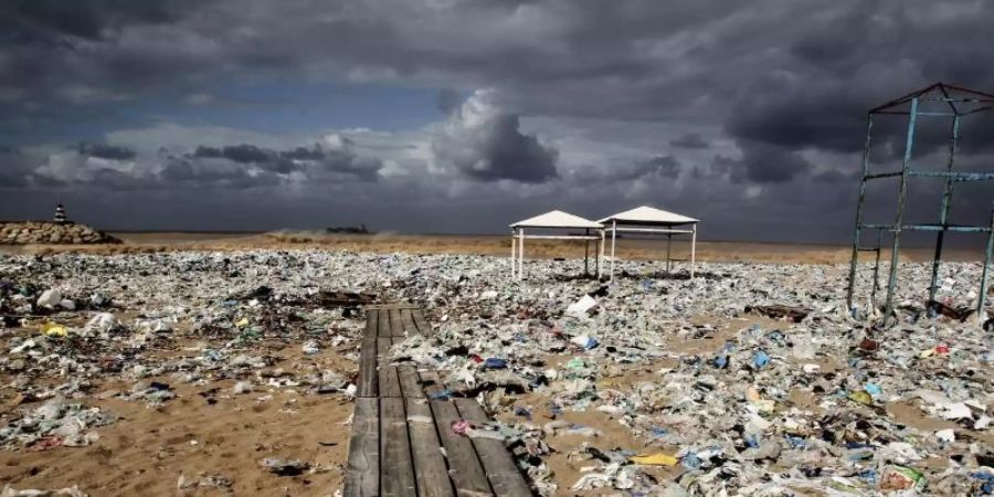 Plastikmüll liegt an einem Strand am Mittelmeer nördlich von Beirut. Der Müll wurde durch stark windiges Wetter angeschwemmt. Foto: Marwan Naamani/dpa/Archiv