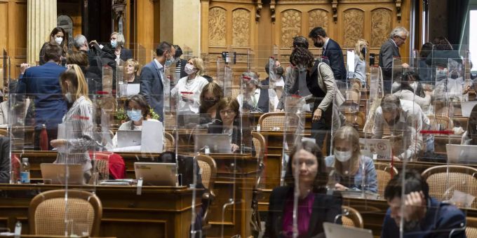 Mitglieder der Grossen Kammer erheben sich bei Sitzungsschluss, an der Sommersession der Eidgenössischen Räte, am Montag, 31. Mai 2021 im Nationalrat in Bern. (KEYSTONE/Alessandro della Valle) CORONAVIRUS, CORONA-VIRUS, COVID-19, SESSION, NATIONALRAT,