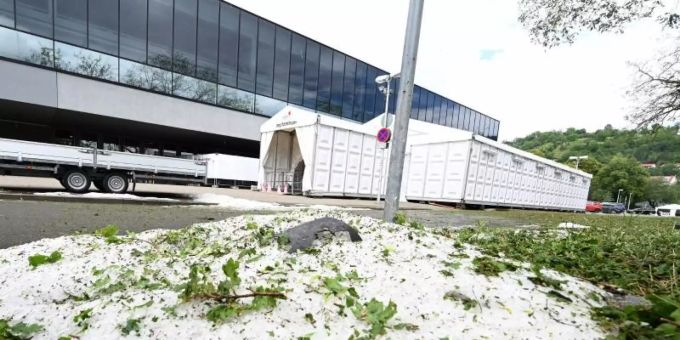 Am Tag nach einem Unwetter liegen noch Hagelkörner vor dem Impfzentrum in Tübingen. Foto: Bernd Weissbrod/dpa Am Tag nach einem Unwetter liegen noch Hagelkörner vor dem Impfzentrum in Tübingen. Foto: Bernd Weissbrod/dpa