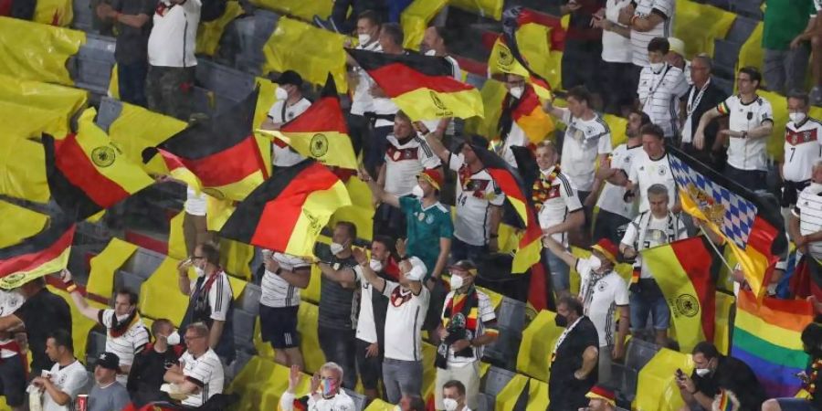 Es hatte Befürchtungen gegeben, die Zahl der positiven Tests könnte nach dem Spiel gegen Ungarn ansteigen: Fans feiern auf der Tribüne. Foto: Christian Charisius/dpa
