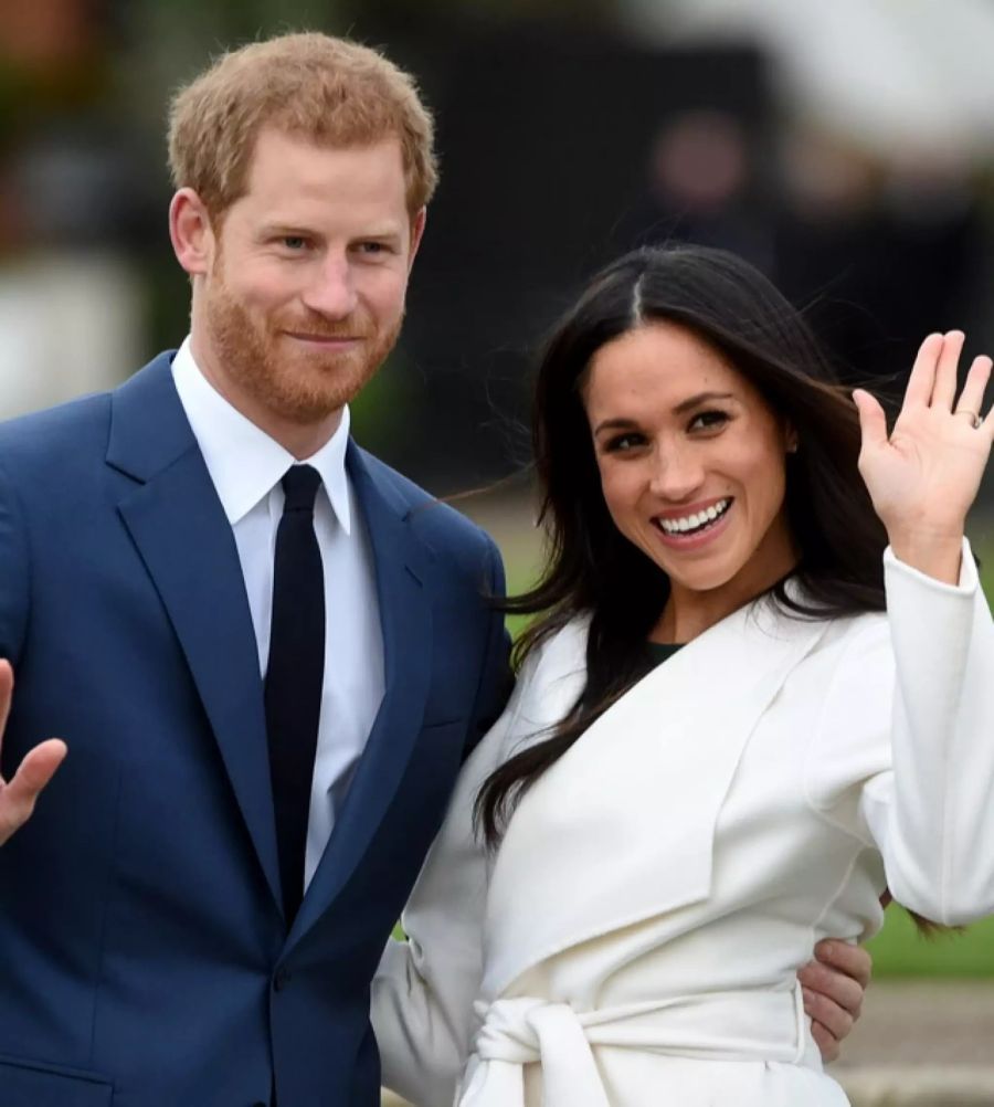 Harry und Meghan Markle geben ihre Verlobung bekannt.