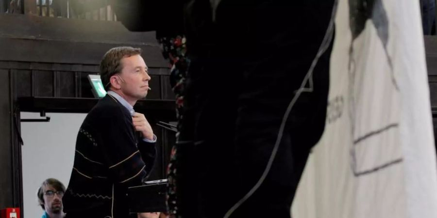 Bernd Lucke versucht in einem Hörsaal der Uni Hamburg seine Antritts-Vorlesung zu halten. Foto: Markus Scholz/dpa